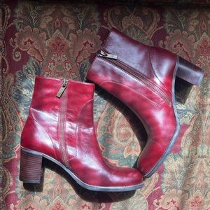Liz Claiborne Flex Red Zip Up Booties